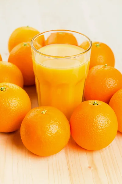 Vaso Zumo Naranja Recién Prensado Con Naranjas Sobre Fondo Madera — Foto de Stock