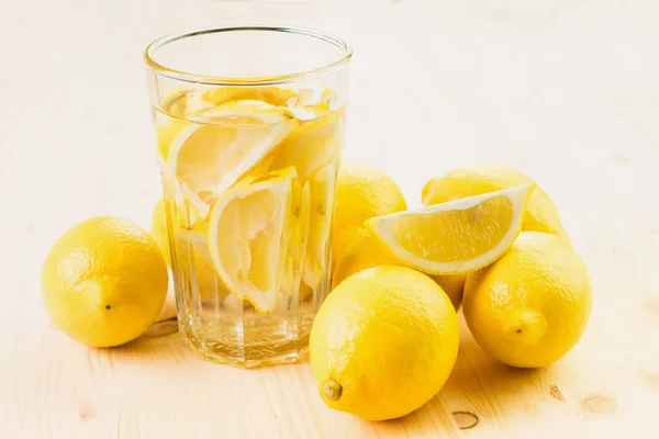 Copo Água Com Pedaço Limão Copo Limonada Feita Mão Fresca — Fotografia de Stock