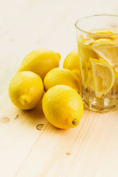 Copo Água Com Pedaço Limão Copo Limonada Feita Mão Fresca — Fotografia de Stock