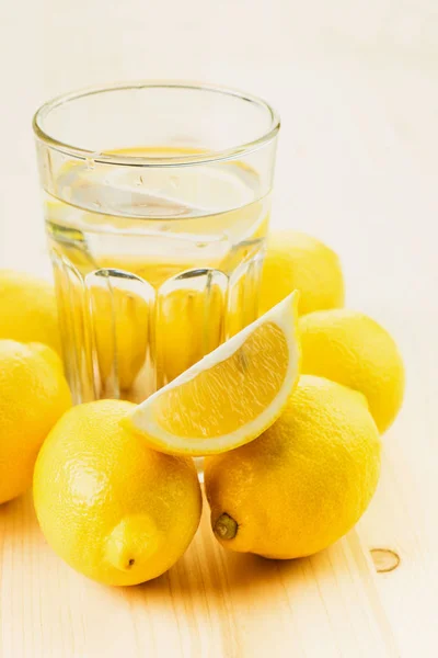 Copo Água Com Pedaço Limão Copo Limonada Feita Mão Fresca — Fotografia de Stock