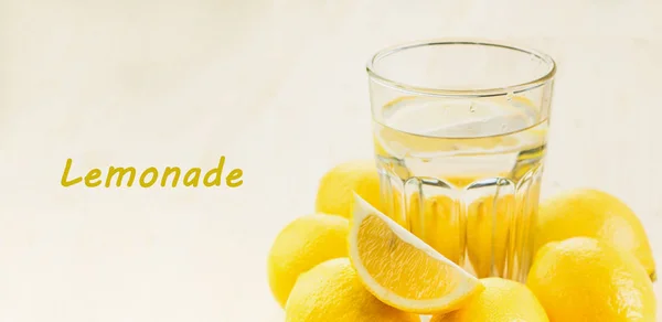 레몬의 유리의 신선한 배경에 레몬으로 레모네이드를 텍스트 레모네이드 — 스톡 사진