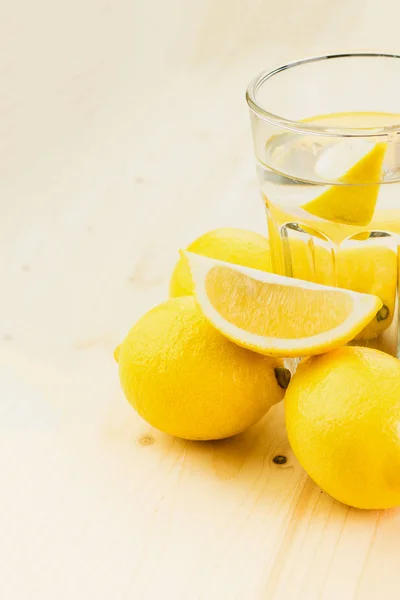 Copo Água Com Pedaço Limão Copo Limonada Feita Mão Fresca — Fotografia de Stock