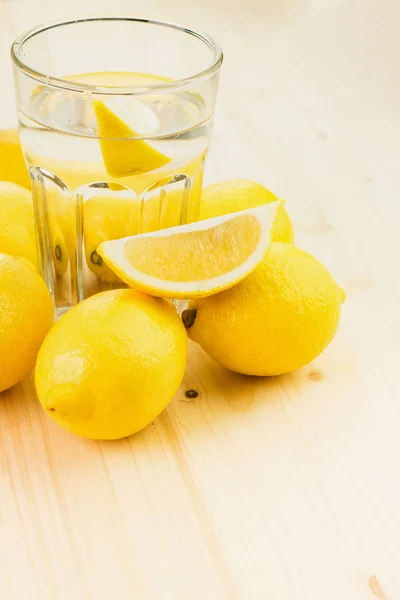 Copo Água Com Pedaço Limão Copo Limonada Feita Mão Fresca — Fotografia de Stock