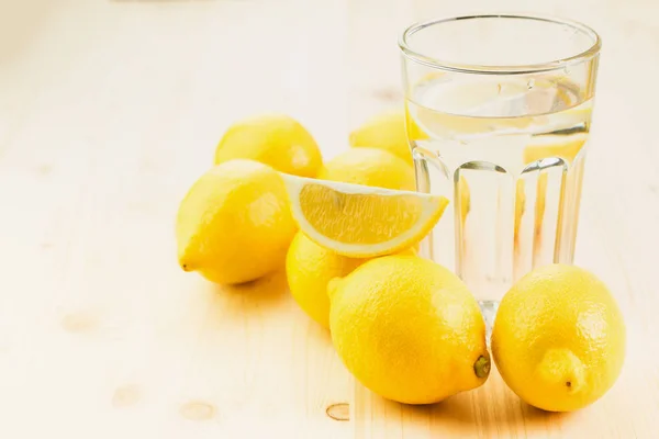 Glas Water Met Een Stukje Citroen Een Glaasje Verse Hand — Stockfoto