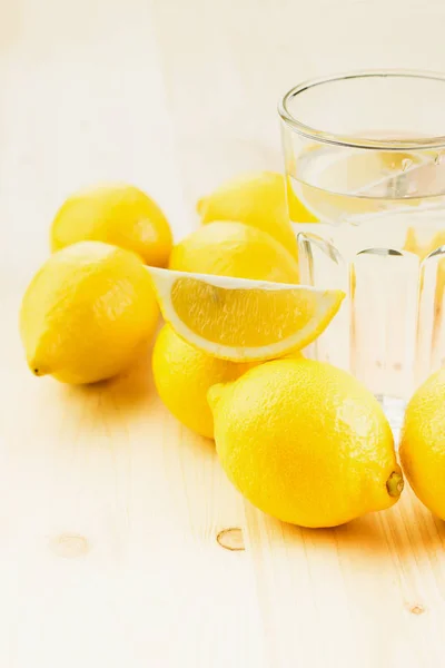 Vaso Agua Con Trozo Limón Vaso Limonada Fresca Hecha Mano —  Fotos de Stock