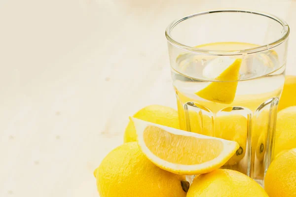 Стакан Воды Кусочком Лимона Стаканом Свежего Ручного Лимонада Лимонами Деревянном — стоковое фото