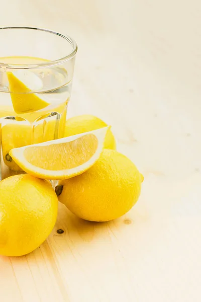 Vaso Agua Con Trozo Limón Vaso Limonada Fresca Hecha Mano —  Fotos de Stock