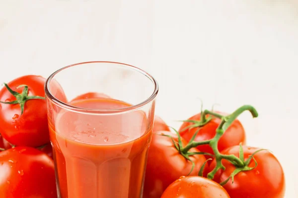 Vaso Jugo Tomate Con Tomates Sobre Fondo Madera Concepto Estilo — Foto de Stock