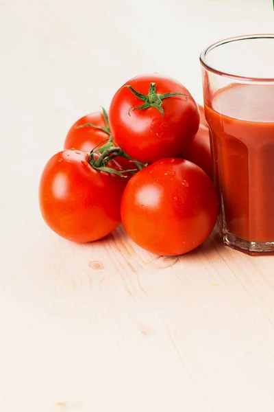 Vaso Jugo Tomate Con Tomates Sobre Fondo Madera Concepto Estilo — Foto de Stock