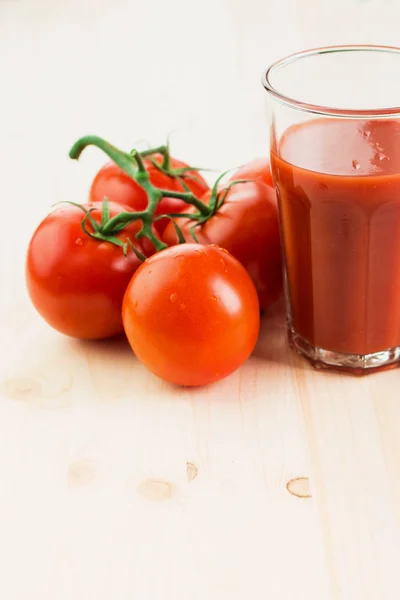 Vaso Jugo Tomate Con Tomates Sobre Fondo Madera Concepto Estilo — Foto de Stock