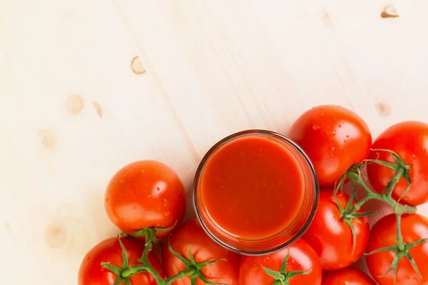 Vaso Jugo Tomate Con Tomates Sobre Fondo Madera Concepto Estilo — Foto de Stock