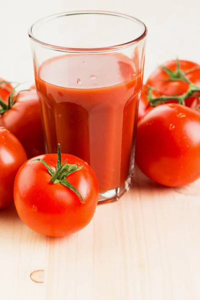 Glas Tomatensap Met Tomaten Houten Achtergrond Gezonde Levensstijl Concept Ruimte — Stockfoto