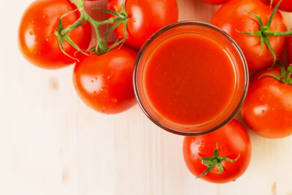 一杯番茄汁与西红柿在木背景 健康的生活方式概念 复制文本的空间 从上面看 — 图库照片