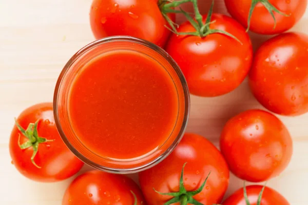 Vaso Jugo Tomate Con Tomates Sobre Fondo Madera Concepto Estilo — Foto de Stock