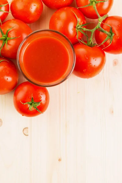 Vaso Jugo Tomate Con Tomates Sobre Fondo Madera Concepto Estilo — Foto de Stock