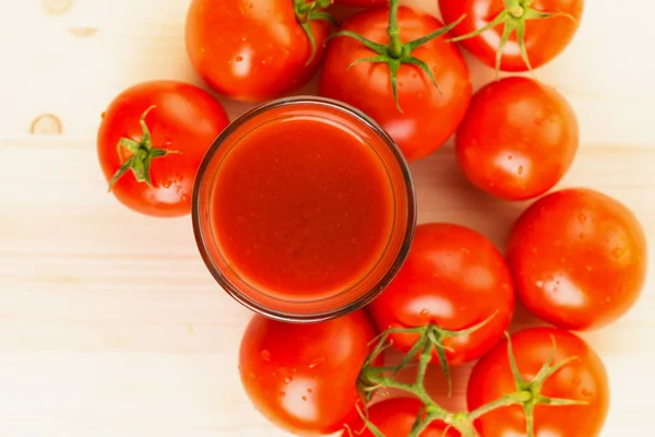 Vaso Jugo Tomate Con Tomates Sobre Fondo Madera Concepto Estilo — Foto de Stock