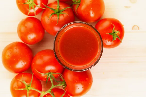 Vaso Jugo Tomate Con Tomates Sobre Fondo Madera Concepto Estilo — Foto de Stock