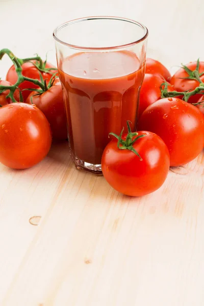 Vaso Jugo Tomate Con Tomates Sobre Fondo Madera Concepto Estilo — Foto de Stock