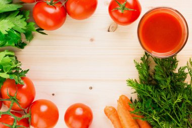 Bir bardak havuç, domates ve kereviz ahşap masa üzerinde farklı sebze suları. Yemek, İçecek, sağlıklı diyet ve kavram detoks. Metin için yer kopyalayın. Yukarıdan görüntüleyin. Düz yatıyordu.