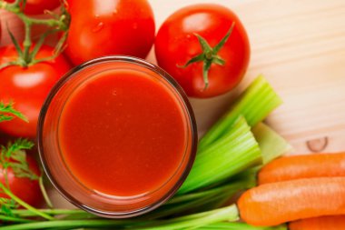 Bir bardak havuç, domates ve kereviz ahşap masa üzerinde farklı sebze suları. Yemek, İçecek, sağlıklı diyet ve kavram detoks. Yukarıdan görüntüleyin. Düz yatıyordu.