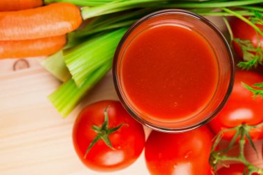 Bir bardak havuç, domates ve kereviz ahşap masa üzerinde farklı sebze suları. Yemek, İçecek, sağlıklı diyet ve kavram detoks. Yukarıdan görüntüleyin. Düz yatıyordu.