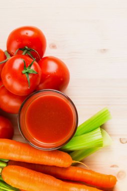 Bir bardak havuç, domates ve kereviz ahşap masa üzerinde farklı sebze suları. Yemek, İçecek, sağlıklı diyet ve kavram detoks. Metin için yer kopyalayın. Yukarıdan görüntüleyin. Düz yatıyordu.