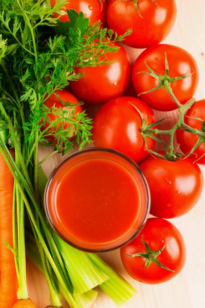 木桌上有不同蔬菜汁和胡萝卜 西红柿和芹菜 健康饮食 饮食和排毒的概念 从上面看 — 图库照片