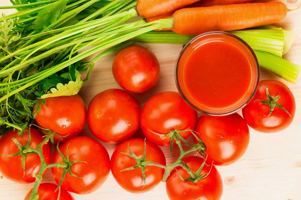 Vaso Diferentes Jugos Vegetales Con Zanahorias Tomates Apio Sobre Mesa — Foto de Stock