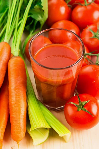 Vaso Diferentes Jugos Vegetales Con Zanahorias Tomates Apio Sobre Mesa — Foto de Stock