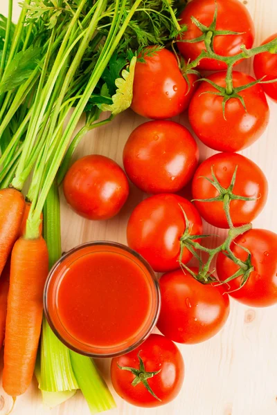 Ποτήρι Διαφορετικούς Χυμούς Λαχανικών Καρότα Ντομάτες Και Σέλινο Στο Ξύλινο — Φωτογραφία Αρχείου