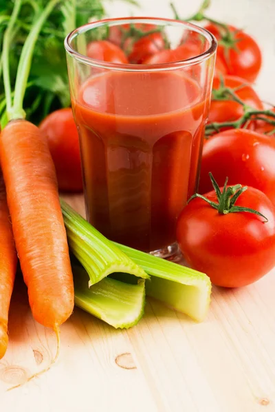 Vaso Diferentes Jugos Vegetales Con Zanahorias Tomates Apio Sobre Mesa — Foto de Stock