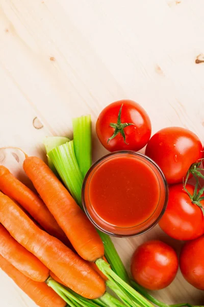 Copo Sucos Vegetais Diferentes Com Cenouras Tomates Aipo Mesa Madeira — Fotografia de Stock