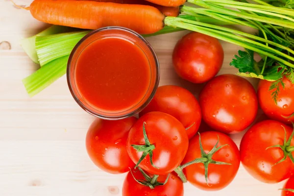 Vaso Diferentes Jugos Vegetales Con Zanahorias Tomates Apio Sobre Mesa — Foto de Stock