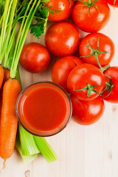 Glas Van Verschillende Groentesappen Met Wortelen Tomaten Selderij Houten Tafel — Stockfoto