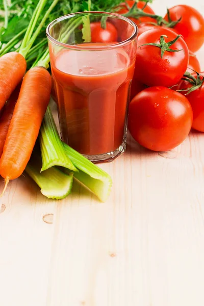 Vaso Diferentes Jugos Vegetales Con Zanahorias Tomates Apio Sobre Mesa — Foto de Stock