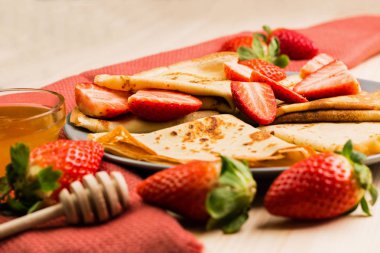 Ev yapımı taze gözlemeler çilek ve ballı ahşap arka plan üzerinde. Yukarıdan görüntüleyin. Yakın çekim görünümü.