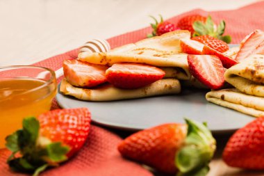 Ev yapımı taze gözlemeler çilek ve ballı ahşap arka plan üzerinde. Yukarıdan görüntüleyin. Yakın çekim görünümü.