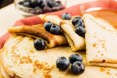 Ev yapımı taze gözlemeler yaban mersini ve ballı ahşap arka plan üzerinde. Yukarıdan görüntüleyin. Yakın çekim görünümü.