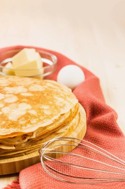 Ev yapımı taze gözlemeler malzemelerle: yumurta, tereyağı ve fırçalamak ahşap arka plan üzerinde. Metin için yer kopyalayın.