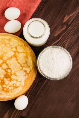 Ev yapımı taze gözlemeler malzemelerle: yumurta, süt ve un rustik ahşap arka plan üzerinde. Üstten görünüm. Metin için yer kopyalayın.