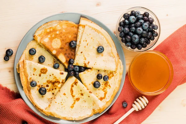 Crepes Caseros Frescos Con Arándanos Miel Sobre Fondo Madera Vista — Foto de Stock