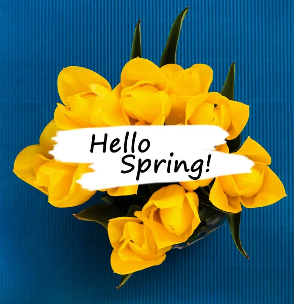 Concepto Primavera Ramo Tulipanes Amarillos Sobre Fondo Azul Día Madre — Foto de Stock