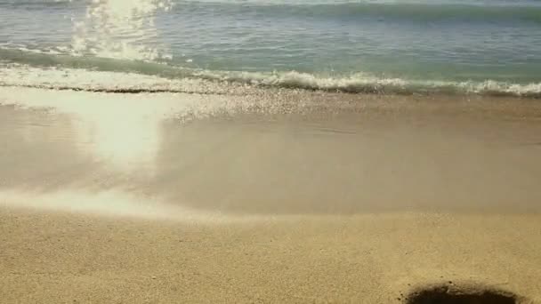 Vista Della Spiaggia Lato Mare Con Sabbia Dorata Ancora Onde — Video Stock