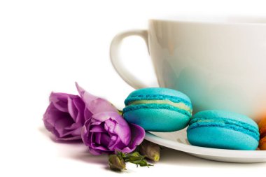 Pasta macaron veya izole beyaz, renkli Badem Çerezler, pastel renkler, Menekşe bahar çiçek kahve ile beyaz tabakta acıbadem kurabiyesi. Metin için yer kopyalayın. 