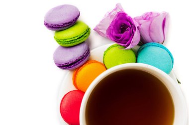 Pasta macaron veya izole beyaz, renkli Badem Çerezler, pastel renkler, Menekşe bahar çiçek kahve ile beyaz tabakta acıbadem kurabiyesi. Metin için yer kopyalayın. Üstten Görünüm.