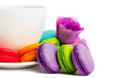 Pasta macaron veya izole beyaz, renkli Badem Çerezler, pastel renkler, Menekşe bahar çiçek kahve ile beyaz tabakta acıbadem kurabiyesi. Metin için yer kopyalayın. 