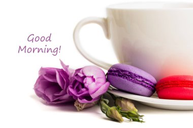 Pasta macaron veya fincan kahve izole üzerinde beyaz, renkli Badem Çerezler, pastel renkler ile beyaz tabakta acıbadem kurabiyesi, Menekşe bahar çiçek metin ile Günaydın.