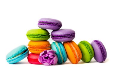 Pasta macaron veya izole beyaz, renkli Badem Çerezler, pastel renkler, Menekşe bahar çiçekleri acıbadem kurabiyesi. Metin için yer kopyalayın.