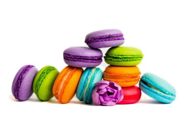 Pasta macaron veya izole beyaz, renkli Badem Çerezler, pastel renkler, Menekşe bahar çiçekleri acıbadem kurabiyesi. Metin için yer kopyalayın.