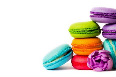 Pasta macaron veya izole beyaz, renkli Badem Çerezler, pastel renkler, Menekşe bahar çiçekleri acıbadem kurabiyesi. Metin için yer kopyalayın.